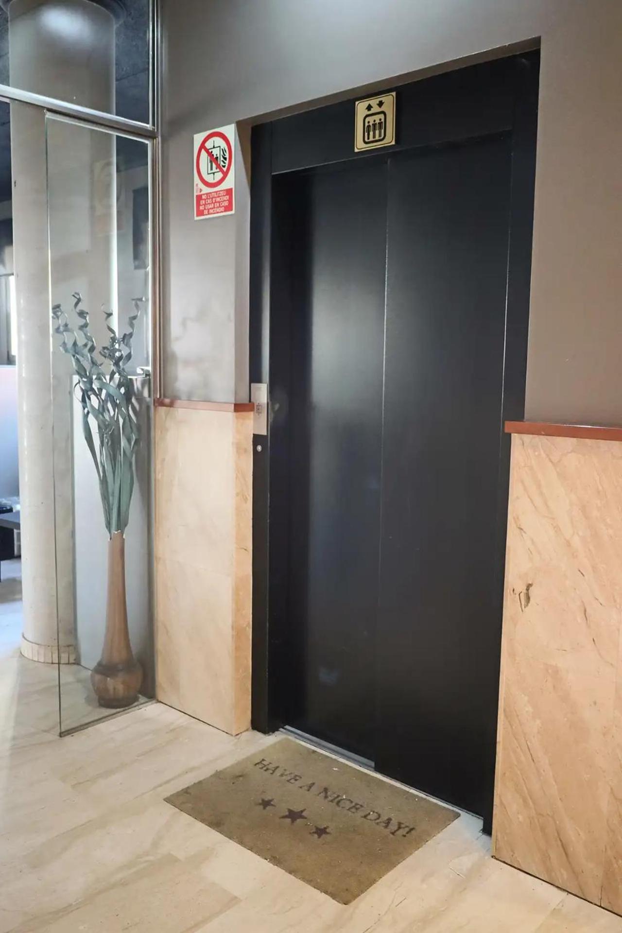 Hotel Sant Celoni Buitenkant foto